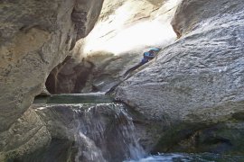 Bel encaissement et vasque suspendues - Canyoning en Pyrénées - Espagne